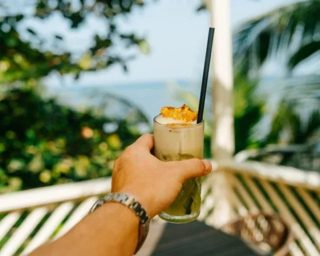 Enjoy the best drinks in the Caribbean paradise. Cheers! 🌴

#honduras #roatan #sandybay #sunkenfish #tranquilseas #beachrestaurant #bestfoodroatan #bestfood #caribbean #thebestrestaurant #bestdrinks #cheers